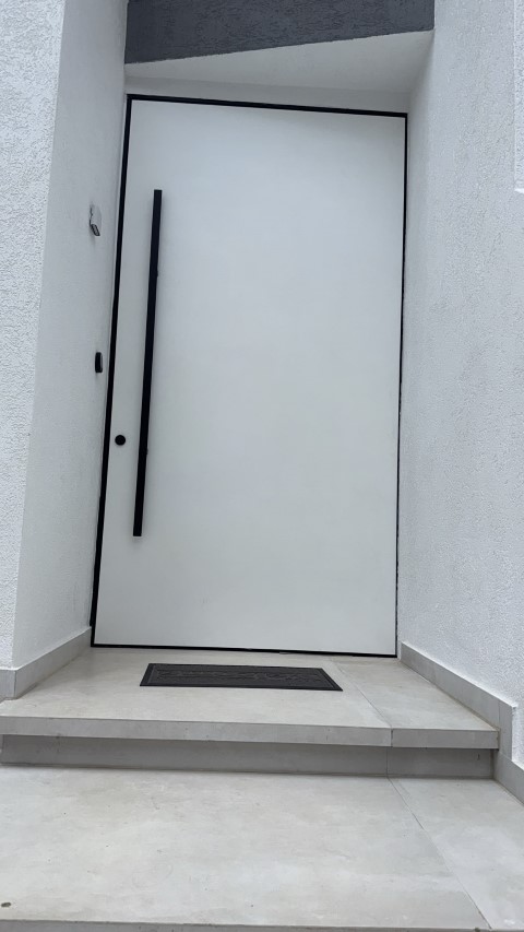 דלתות כניסה (2) דלת כניסה